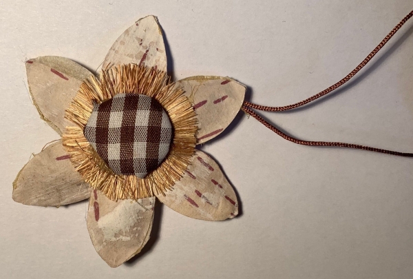 Birken-Blume mit Karostoff zum Hängen